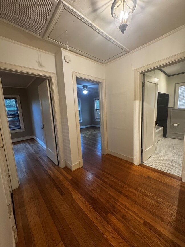 Building Photo - Cute 2 bedroom, 1 bath upstairs duplex in ...