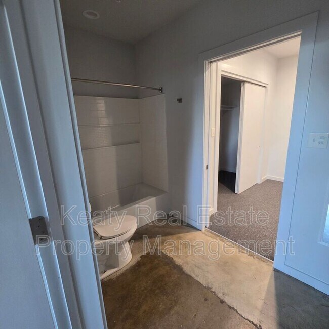 Building Photo - 136 E Cypress St