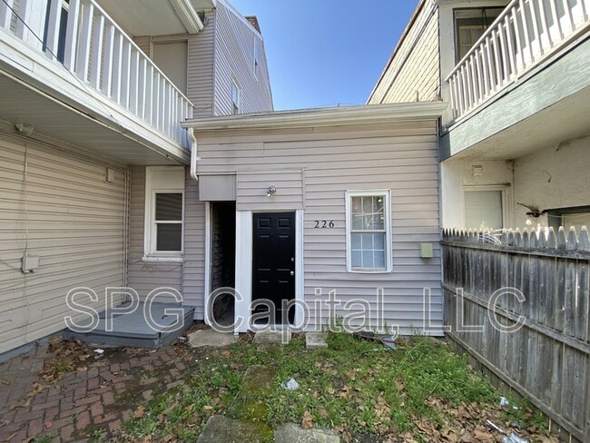 Building Photo - 226 Chestnut St