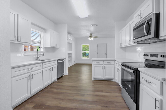 Building Photo - "Charming 3-Bedroom Sanctuary on Buckingha...