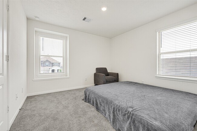Building Photo - 5510 Blackbird Ln