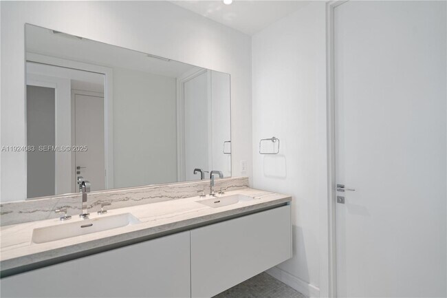 Building Photo - 700 NE 26th Terrace