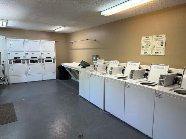 Building Photo - WALK TO CAMPUS 1/1 Condo w/ Stainless Steel Appliances, Walk In Closet, Comm Pool! $1025/month! A...