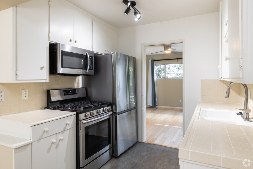 1 BR, 1BA - 750SF - Kitchen - 1438 10th St