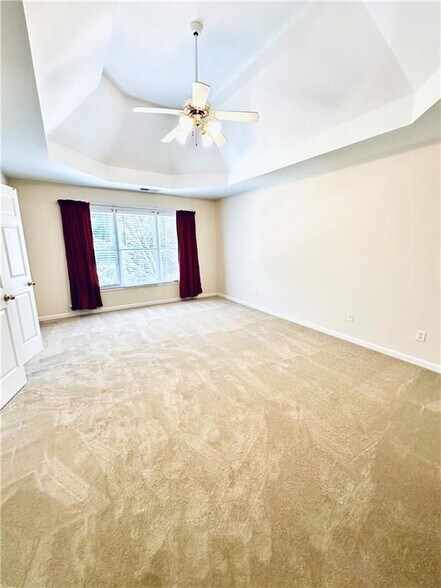 Building Photo - 811 Valley Dr