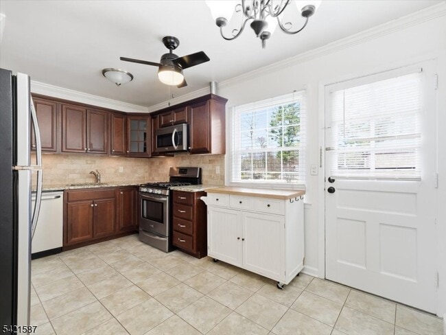 Building Photo - 115 Pitney Pl