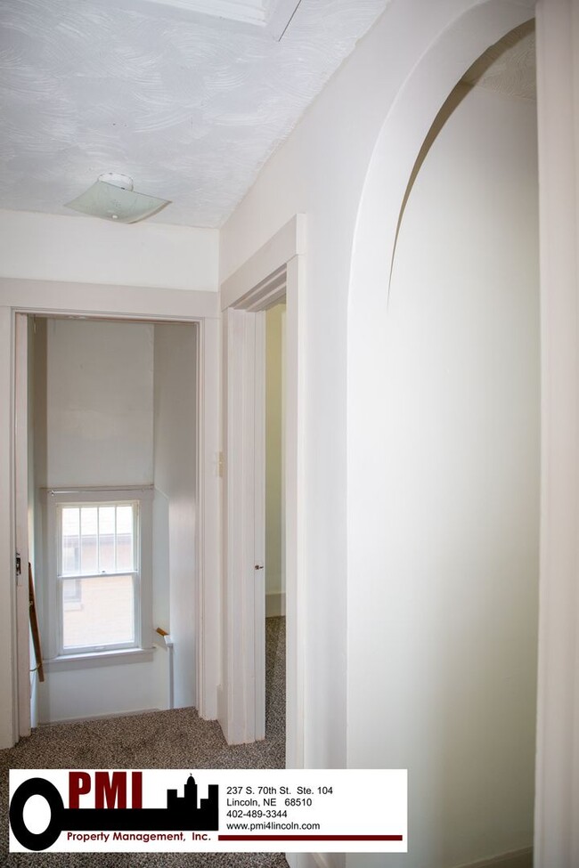 Building Photo - 4 Bedroom, 1.5 bathroom House For Rent; Av...