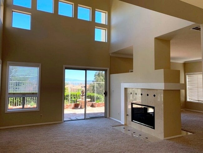 Building Photo - 4BR w/downstairs bed + bath in gated commu...