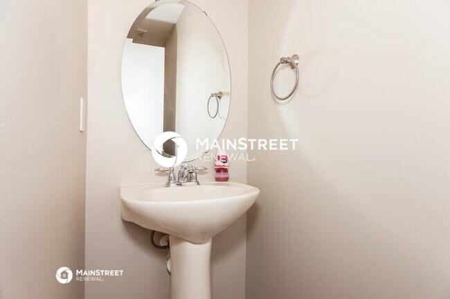 Building Photo - 4 Bedroom Pet-Friendly Home in Charlotte, NC with Main Street Renewal