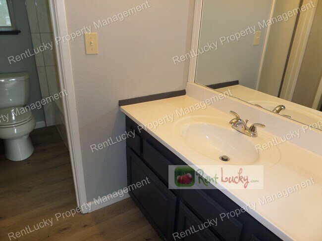 Building Photo - Wonderful & Updated 3-Bedroom Home w/Custom Chicken Coop in Redmond FOR RENT!!