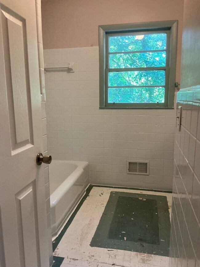 Building Photo - 3 bedroom 2 bathroom house conveniently lo...