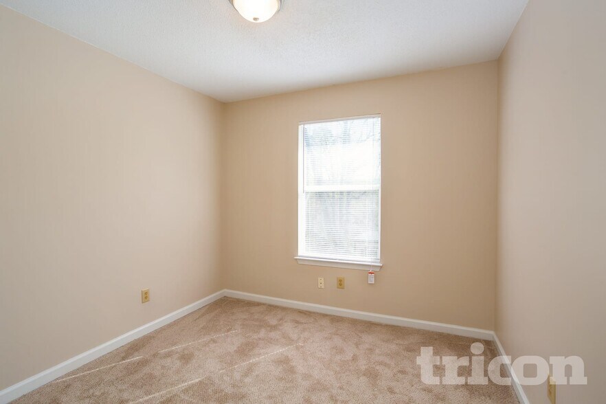 Building Photo - 815 Tramore Dr