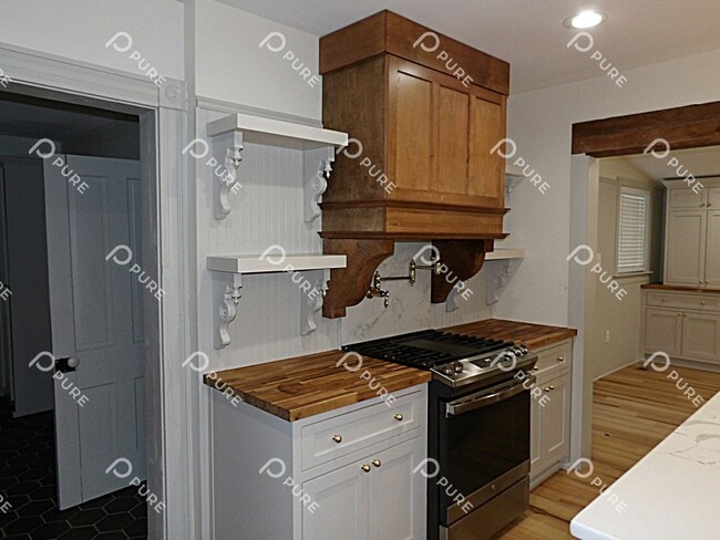 Building Photo - 3305 Bradley St SW