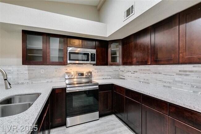 Building Photo - LOCATED IN GATED COMMUNITY JUST MINUTES FR...