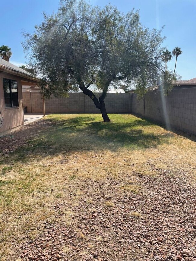 Building Photo - COMING SOON! Spacious 3 Bed 2 Bath Home in...