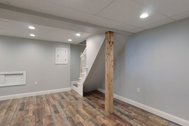 Building Photo - 10-12 Broadway St