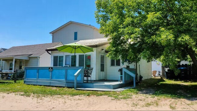 Building Photo - 1006 Newton St