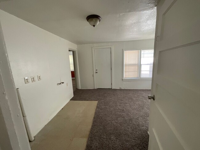 Building Photo - 3 bed, 1 bath, 1 car garage