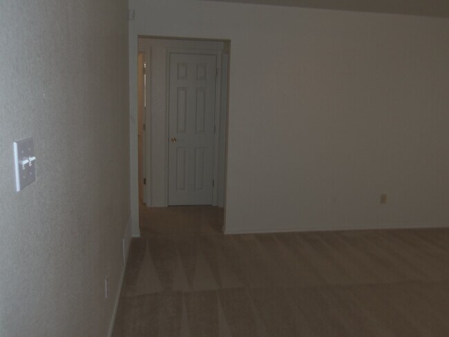 Building Photo - 4 Bedroom 2 Bath