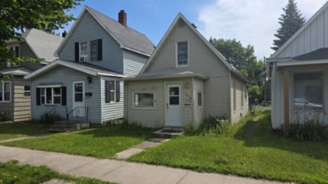 Building Photo - **Charming 1-Bedroom Plus Den Home with Modern Comforts**