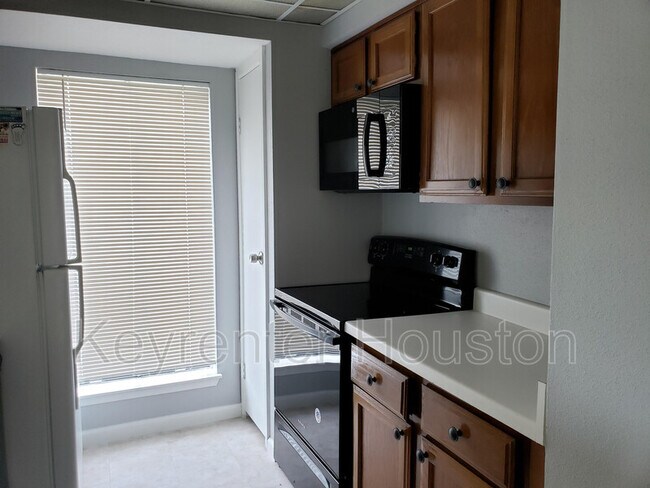 Building Photo - 6750 Sands Point Dr