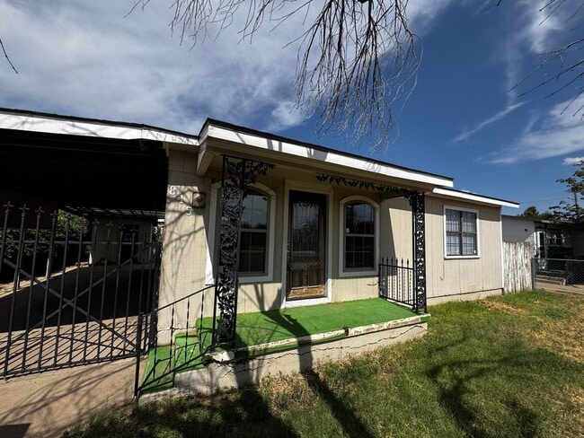 Building Photo - 2 Bed 1 Bath Ready To Rent ASAP!