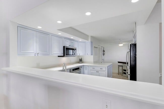 Building Photo - 543 Bay Colony Dr N