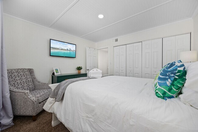 Building Photo - All Inclusive Seasonal Rental Available October 1st, 2025-March 31st 2026!