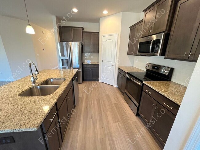 Building Photo - 136 Fernhill Dr NW