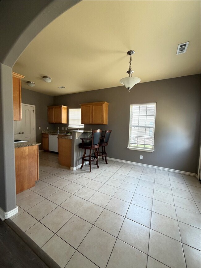 Building Photo - 603 SW Loudon Dr