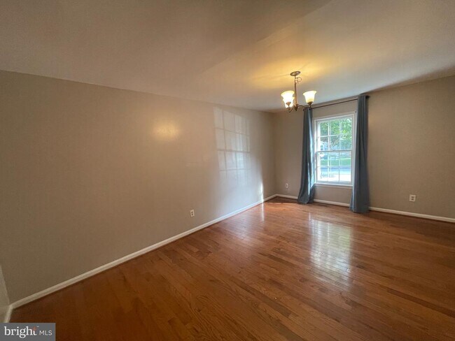 Building Photo - 10075 Maple Leaf Dr
