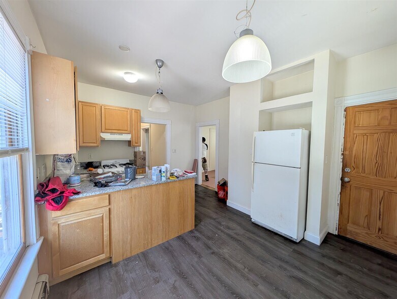 Building Photo - 393 Washington St