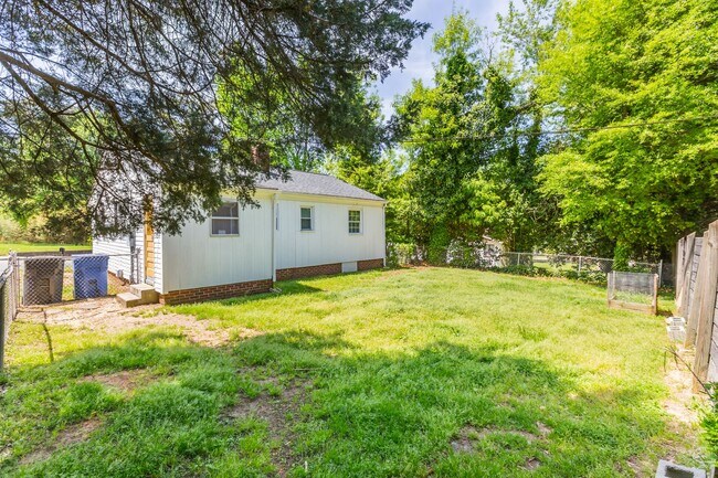 Building Photo - Adorable home in Kernersville!
