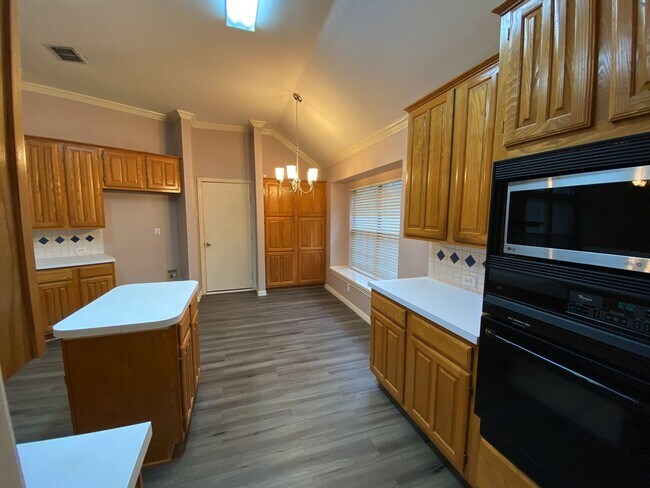 Building Photo - 4 Bedroom home for rent with vaulted ceili...