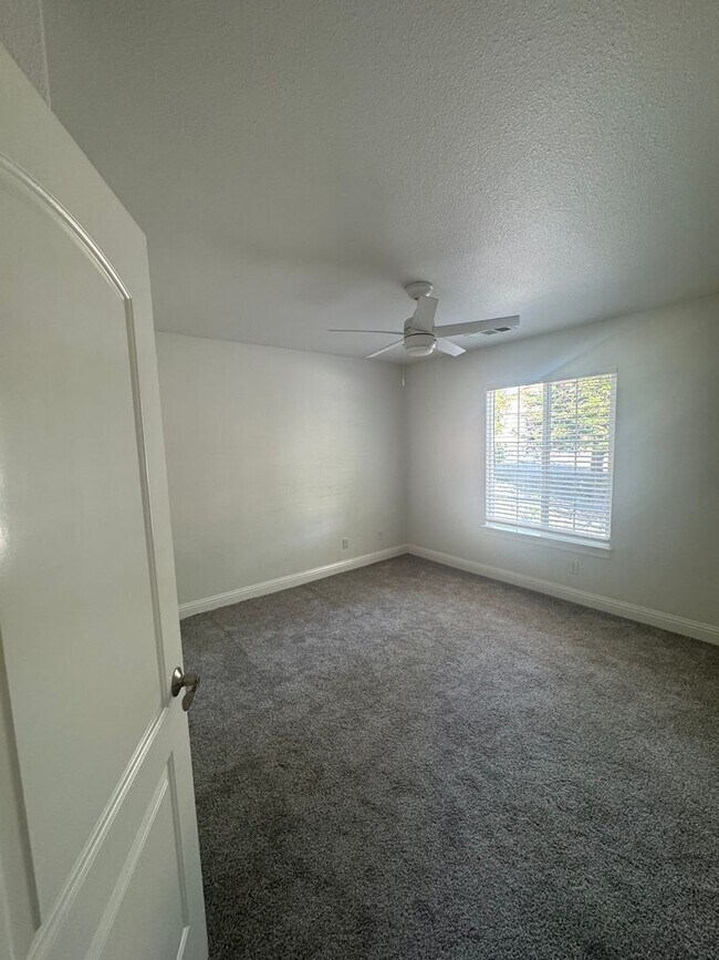 Building Photo - 4 BED/2 BATH IN REDDING IN THE WESTSIDE ES...
