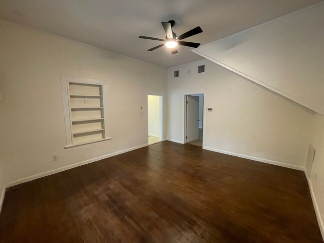 Building Photo - AVAILABLE FOR FALL!!! Amazing 2 Bedroom Ho...