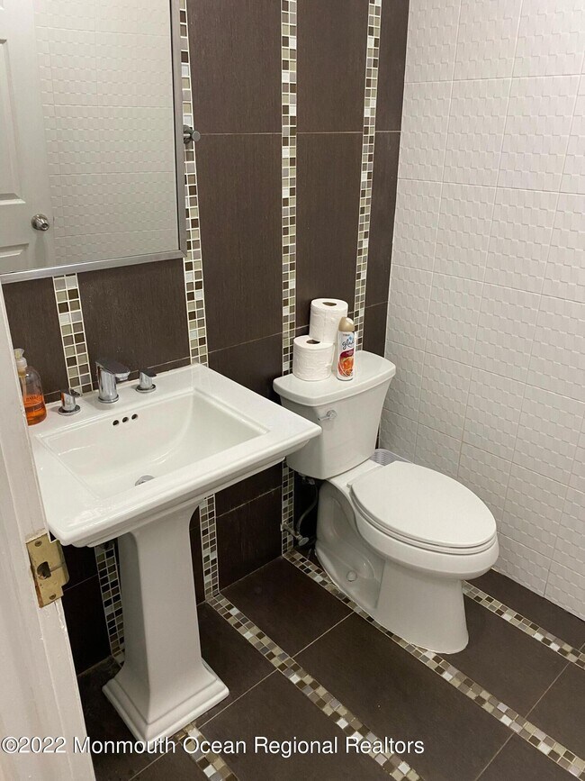 Building Photo - 3 Windsor Dr