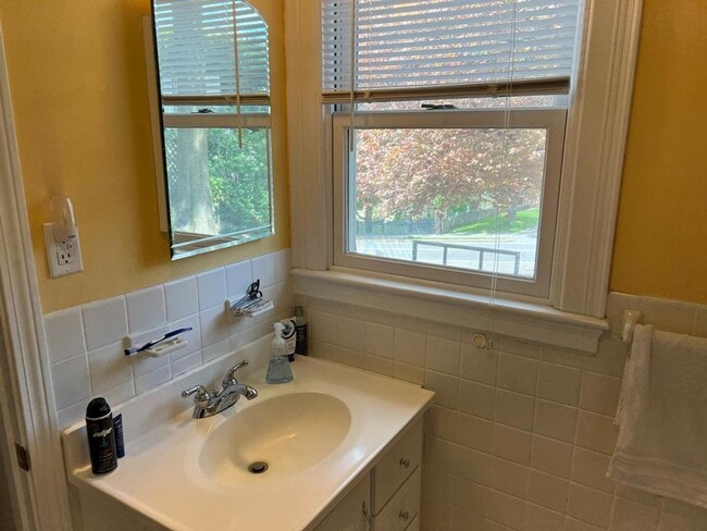 Building Photo - AVAILABLE FOR RENT!!! Well maintained 1 Be...