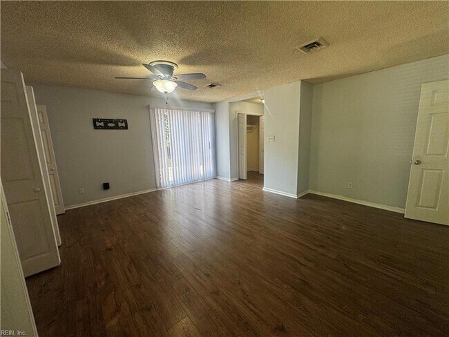 Building Photo - 4033 Foxwood Dr