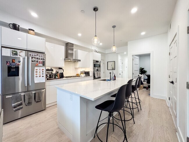 Building Photo - 231 Maverick St