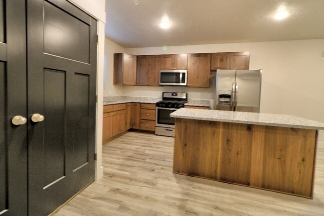 Building Photo - 2 Bedroom 1 Bathroom Apartment