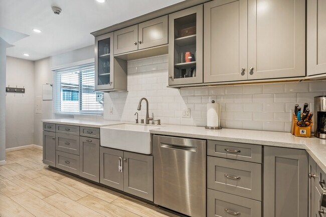 Building Photo - 1911 Mathews Ave