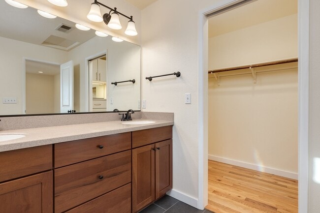 Building Photo - Lovely light and bright 3 bedroom 2.5 bathroom home Doe MIll Neighborhood, Cul-de-Sac Location