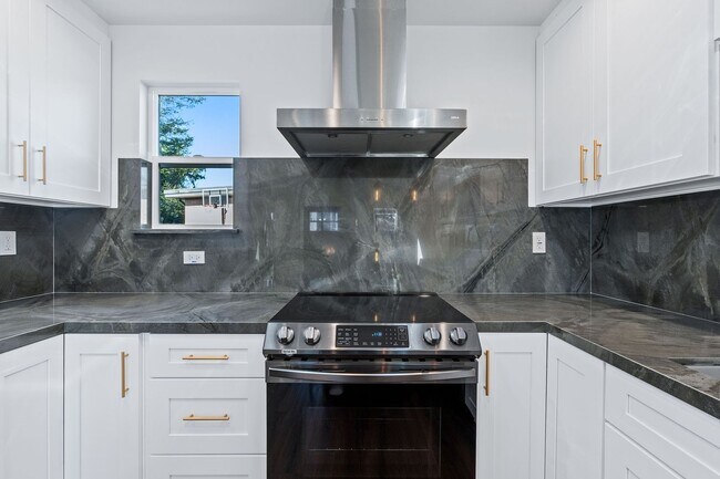Building Photo - Beautifully Renovated 1-bedroom/ 1-bathroom ADU