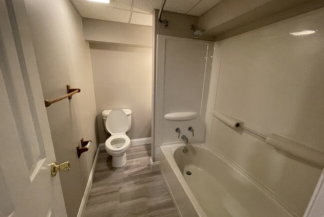 Building Photo - 534 Nicholas Ave