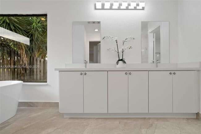 Building Photo - 8881 N Lake Dasha Dr