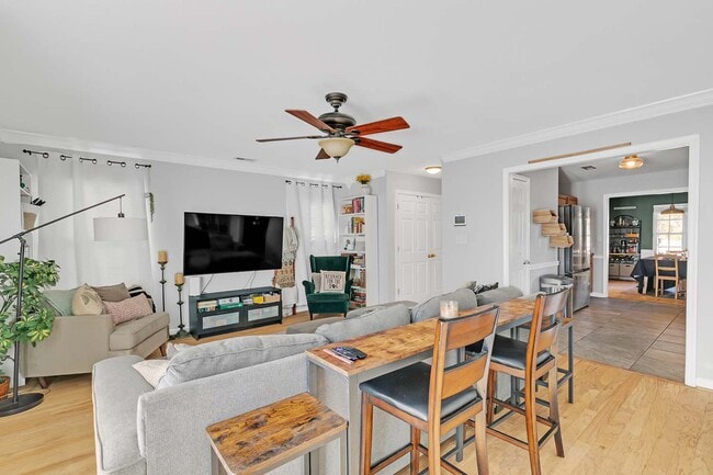 Building Photo - 220 Hinton Ave