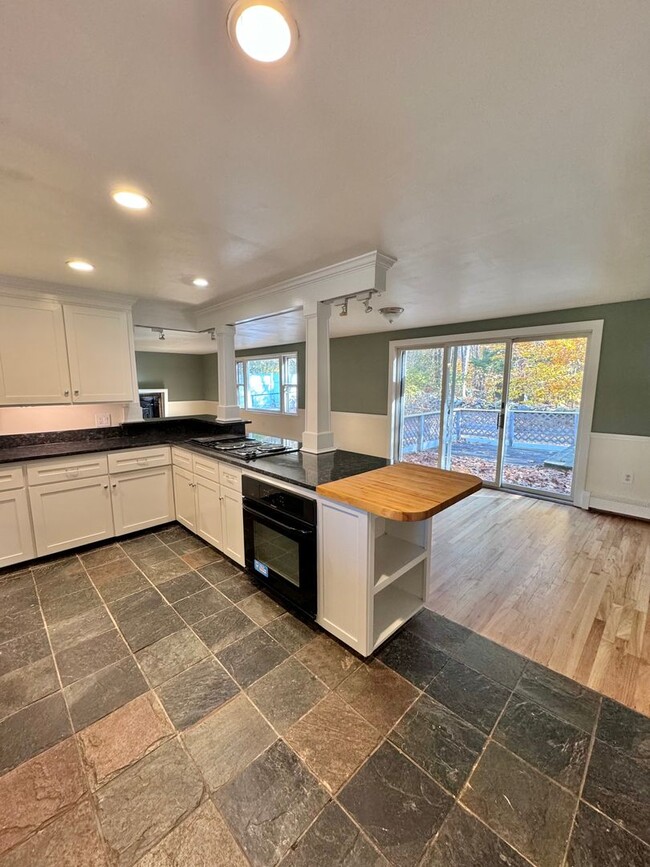 Building Photo - Renovated Single Family 3 Bed / 2.5 Bath w...