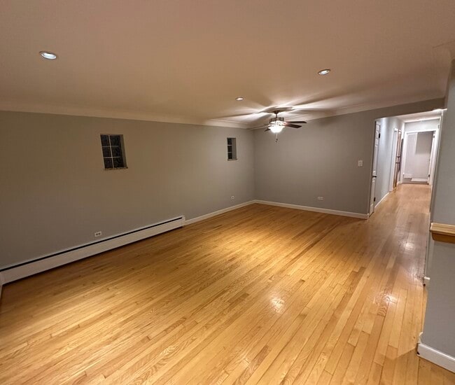 Building Photo - 5754 W Montrose Ave