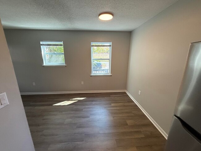 Building Photo - 213 N Ann St